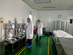 郑州市二七市场监管局及时确保食品企业质量安全-不合格食品销毁